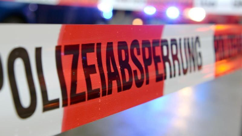 Ein Flatterband mit der Aufschrift "Polizeiabsperrung". Foto: Patrick Seeger/Archivbild