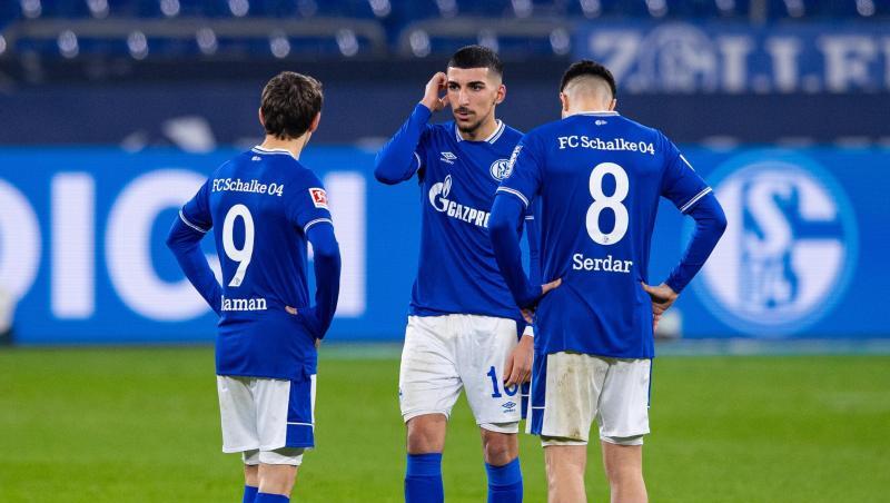 Schalkes Suat Serdar steht mit anderen Spielern auf dem Platz.