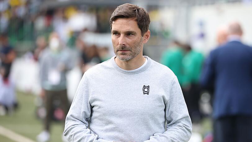 Der Fürther Trainer Stefan Leitl wird vor Spielbeginn offiziell verabschiedet.
