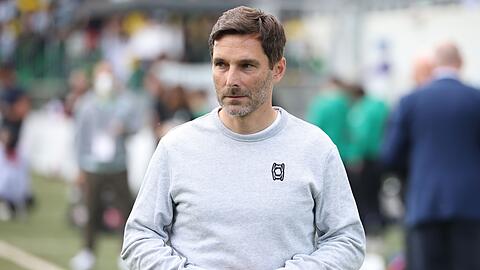 Der Fürther Trainer Stefan Leitl wird vor Spielbeginn offiziell verabschiedet.