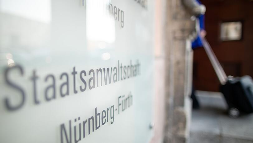 Die Staatsanwaltschaft wirft fünf Beschuldigten Volksverhetzung und einem das Zeigen eines Hitlergrußes vor. (Archivbild) Die Staatsanwaltschaft wirft fünf Beschuldigten Volksverhetzung und einem das Zeigen eines Hitlergrußes vor. (Archivbild)