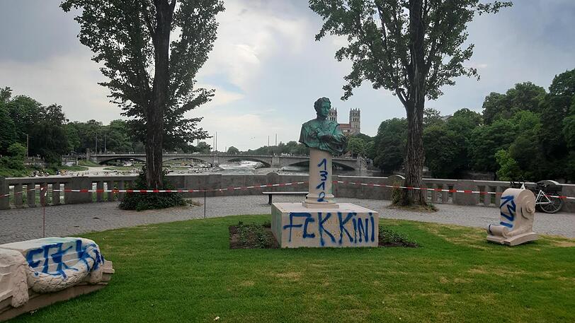 So sieht das Kini-Denkmal jetzt aus – nachdem Vandalen sich daran zu schaffen gemacht haben. So sieht das Kini-Denkmal jetzt aus – nachdem Vandalen sich daran zu schaffen gemacht haben.