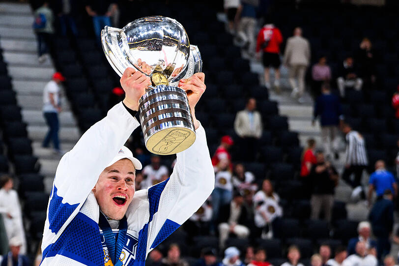 Jesse Puljuj&auml;rvi mit dem WM-Pokal nach dem gewonnen Finale im Mai. Bei der Feier daheim verlor er seine Goldmedaille, nicht aber den Pott.