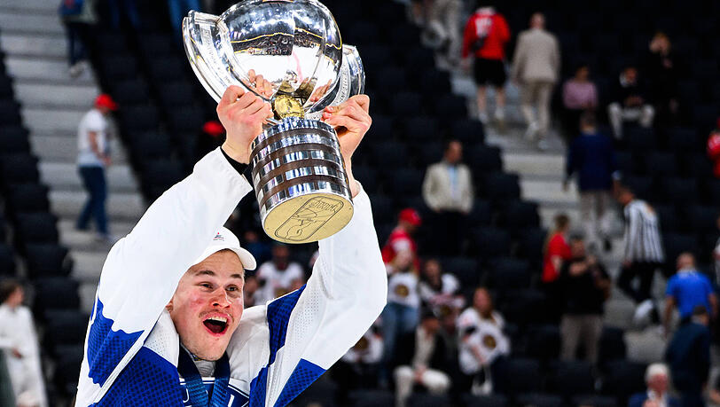 Jesse Puljujärvi mit dem WM-Pokal nach dem gewonnen Finale im Mai. Bei der Feier daheim verlor er seine Goldmedaille, nicht aber den Pott. Jesse Puljujärvi mit dem WM-Pokal nach dem gewonnen Finale im Mai. Bei der Feier daheim verlor er seine Goldmedaille, nicht aber den Pott.