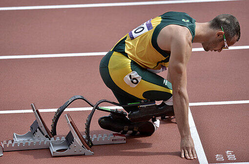 Der &bdquo;Blade Runner&ldquo; aus Südafrika nahm im Vorlauf über 400 m als erster doppelt unterschenkelamputierter Läufer an einem olympischen Wettbewerb teil. Im fast ausverkauften Olympiastadion belegte Oscar Pistorius in  den zweiten Rang und zog souverän ins Halbfinale ein.