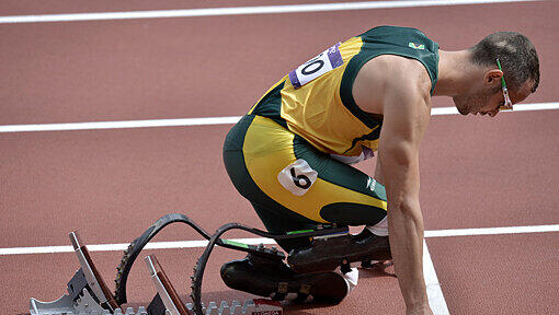 Der „Blade Runner“ aus Südafrika nahm im Vorlauf über 400 m als erster doppelt unterschenkelamputierter Läufer an einem olympischen Wettbewerb teil. Im fast ausverkauften Olympiastadion belegte Oscar Pistorius in den zweiten Rang und zog souverän ins Halbfinale ein. Der „Blade Runner“ aus Südafrika nahm im Vorlauf über 400 m als erster doppelt unterschenkelamputierter Läufer an einem olympischen Wettbewerb teil. Im fast ausverkauften Olympiastadion belegte Oscar Pistorius in den zweiten Rang und zog souverän ins Halbfinale ein.