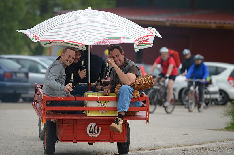 Diese Herren sind sogar motorisiert unterwegs.