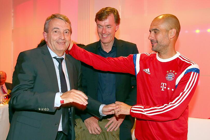 Die Bayern feiern: Nach dem Sieg gegen Borussia Dortmund im DFB-Pokalfinale lässt der FC Bayern in Berlin die Korken knallen. Hier die Feierbilder aus der Telekom-Zentrale.