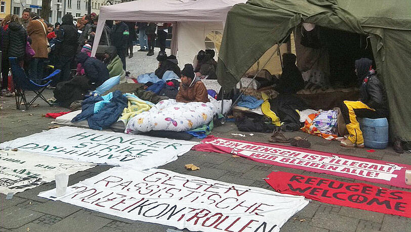 Die Streik-Maßnahmen werden immer schärfer: Die Flüchtlinge am Sendlinger Tor wollen seit Mittwoch keine Flüssigkeit mehr zu sich nehmen. Die Streik-Maßnahmen werden immer schärfer: Die Flüchtlinge am Sendlinger Tor wollen seit Mittwoch keine Flüssigkeit mehr zu sich nehmen.