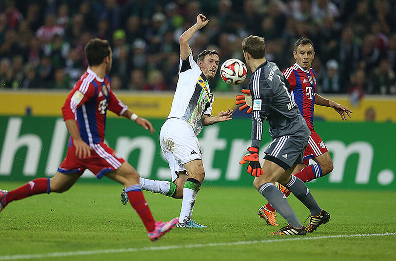 26. Oktober: Nach sechs Pflichtspielsiegen in Serie mit 24:1 Toren bewahrt Torhüter Manuel Neuer die Bayern bei Borussia Mönchengladbach (0:0) am 9. Spieltag vor der ersten Saisonniederlage in der Bundesliga.