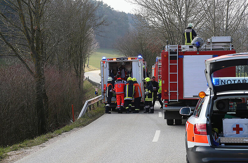 Bilder vom Unfall in Wald bei Altötting. Eine junge Fahranfängerin ist von der Fahrbahn abgekommen und gegen einen Baum geprallt.