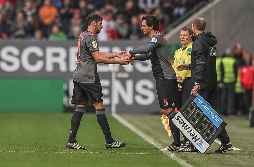 Javi Martínez musste runter im Spiel des FC Bayern beim FC Augsburg, Mats Hummels (r.) kam für den Spanier.