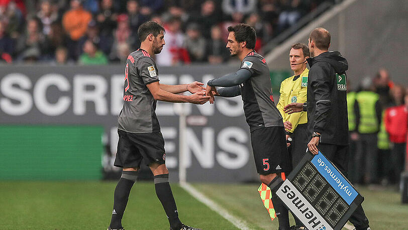 Javi Martínez musste runter im Spiel des FC Bayern beim FC Augsburg, Mats Hummels (r.) kam für den Spanier. Javi Martínez musste runter im Spiel des FC Bayern beim FC Augsburg, Mats Hummels (r.) kam für den Spanier.