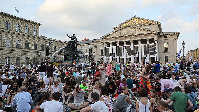 Das Konzert des Bayerischen Staatsorchesters auf dem Max-Joseph-Platz. Das Konzert des Bayerischen Staatsorchesters auf dem Max-Joseph-Platz.