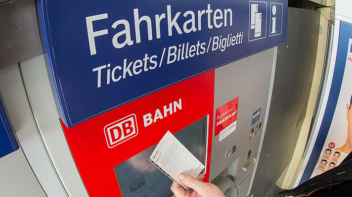 Die Fahrkartenautomaten an allen S-Bahn-Stationen in München werden erneuert. (Symbolbild)