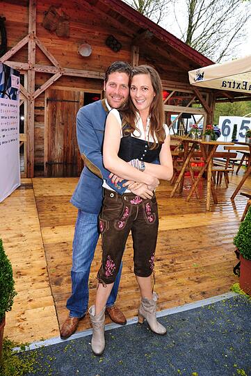 Philip Greffenius und Frau Evelyn vor der Käfer-Almhütte bei der After-Party der BMW Open 2013.
