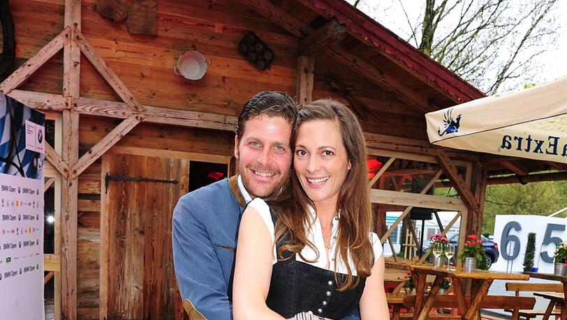 Philip Greffenius und Frau Evelyn vor der Käfer-Almhütte bei der After-Party der BMW Open 2013.