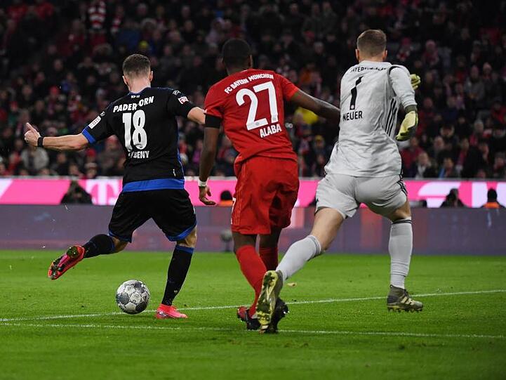 Manuel Neuer (r) und David Alaba kämpfen mit Dennis Srbeny (l) um den Ball. l. Foto: Angelika Warmuth/dpa/Archivbild