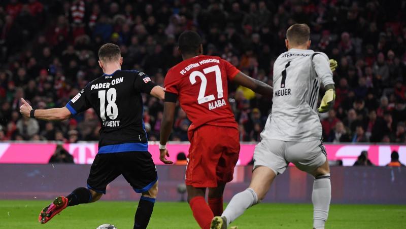 Manuel Neuer (r) und David Alaba kämpfen mit Dennis Srbeny (l) um den Ball. l. Foto: Angelika Warmuth/dpa/Archivbild Manuel Neuer (r) und David Alaba kämpfen mit Dennis Srbeny (l) um den Ball. l. Foto: Angelika Warmuth/dpa/Archivbild