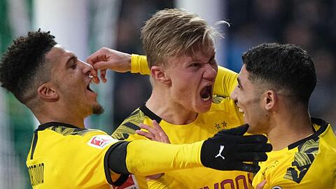 Dortmunds Stürmer Erling Haaland (M) bejubelt seinen Treffer gegen Werder Bremen mit Jadon Sancho (l) und Achraf Hakimi.