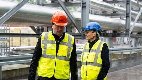 Ortstermin bei strömendem Regen: Florian von Brunn (l.), Vorsitzender der SPD-Landtagsfraktion, und Bundestagsfraktionschef Rolf Mützenich besichtigen das Geothermie-Projekt im Heizkraftwerk Süd.