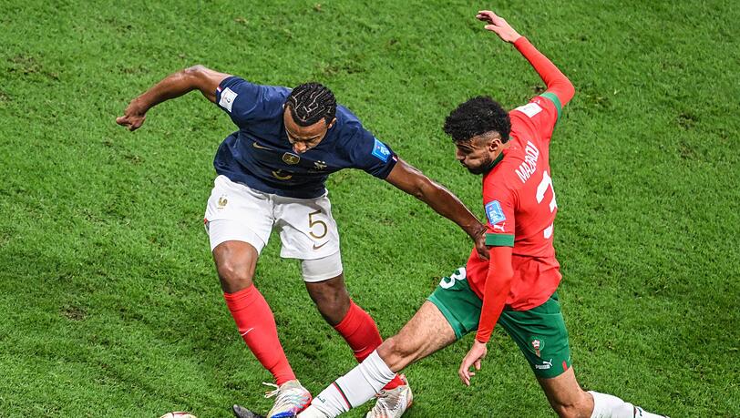 Noussair Mazraoui (r.) kam im WM-Halbfinale gegen Frankreich wieder zum Einsatz – zu früh? Noussair Mazraoui (r.) kam im WM-Halbfinale gegen Frankreich wieder zum Einsatz – zu früh?