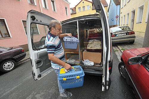 50 Ratten holte Tierheim-Chef Denny Baruch gestern aus der vermüllten Wohnung &ndash; rund 100 Tiere sind noch drin und müssen jetzt vom Tierheim durchgefüttert werden.