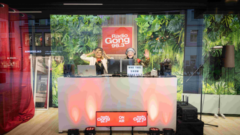 Ab 12. Januar kann  die Schaufenster-Show im Radio, auf Social Media und live am Marienplatz miterlebt werden.