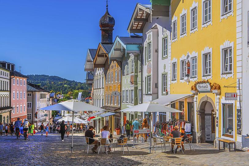 Die historische Marktstra&szlig;e mit Stra&szlig;encaf&eacute; und typischen Giebelh&auml;usern.
