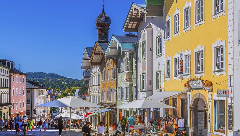 Die historische Marktstraße mit Straßencafé und typischen Giebelhäusern. Die historische Marktstraße mit Straßencafé und typischen Giebelhäusern.