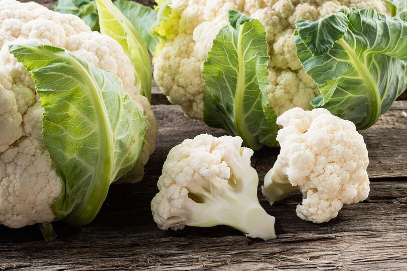 Blumenkohl ist besonders schmackhaft und hat ein volles Paket an N&auml;hrstoffen: Vitamin C (64 mg/100 gr) sowie Mineralstoffe wie Kalium und Magnesium. Zudem ist der Kohl kalorienarm, leicht verdaulich und wirkt entw&auml;ssernd. Darum eignet er sich als fester Bestandteil in Di&auml;ten und Schonkost-Ern&auml;hrungspl&auml;nen.