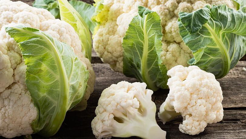 Blumenkohl ist besonders schmackhaft und hat ein volles Paket an N&auml;hrstoffen: Vitamin C (64 mg/100 gr) sowie Mineralstoffe wie Kalium und Magnesium. Zudem ist der Kohl kalorienarm, leicht verdaulich und wirkt entw&auml;ssernd. Darum eignet er sich als fester Bestandteil in Di&auml;ten und Schonkost-Ern&auml;hrungspl&auml;nen.