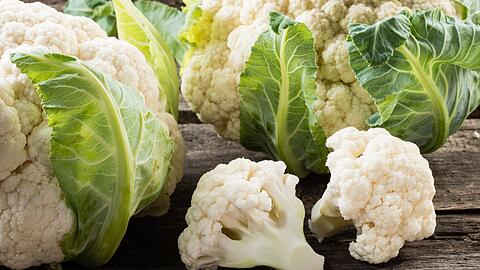 Blumenkohl ist besonders schmackhaft und hat ein volles Paket an N&auml;hrstoffen: Vitamin C (64 mg/100 gr) sowie Mineralstoffe wie Kalium und Magnesium. Zudem ist der Kohl kalorienarm, leicht verdaulich und wirkt entw&auml;ssernd. Darum eignet er sich als fester Bestandteil in Di&auml;ten und Schonkost-Ern&auml;hrungspl&auml;nen.