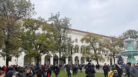 Die Stimmung am Geschwister-Scholl-Platz zu Demobeginn.