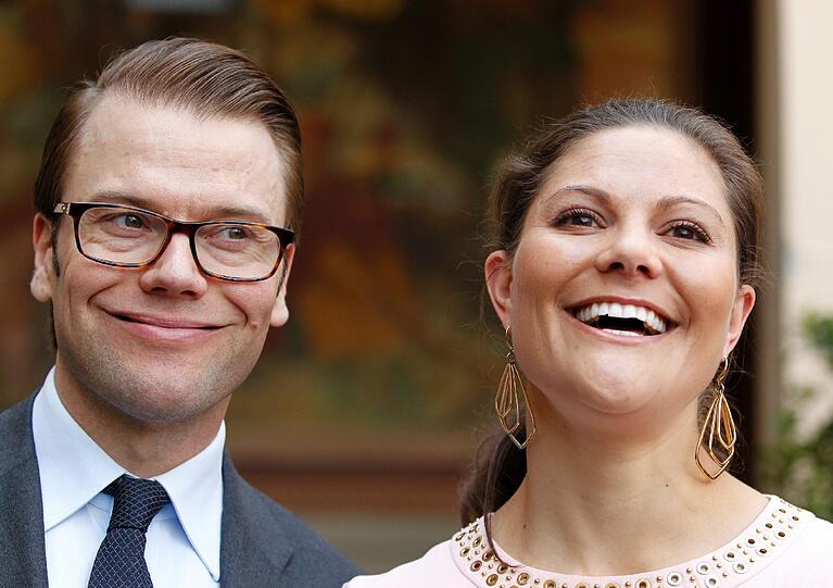 Schwedens Kronprinzessin Victoria und Prinz Daniel lachen am Dienstag in Muenchen nach ihrem Besuch der Deutschen Akademie der Technikwissenschaften.