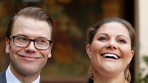 Schwedens Kronprinzessin Victoria und Prinz Daniel lachen am Dienstag in Muenchen nach ihrem Besuch der Deutschen Akademie der Technikwissenschaften.