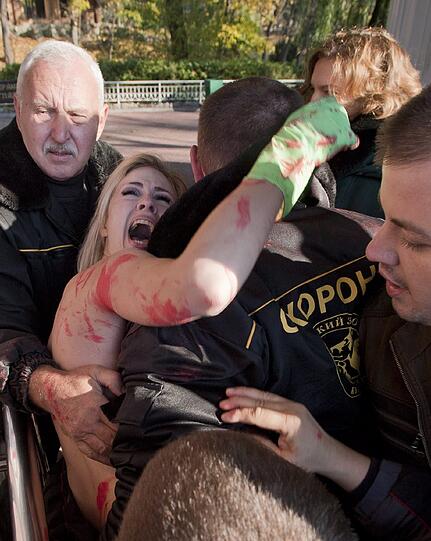 Sie sind wieder unterwegs: Die ukrainische Protestgruppe "Femen", bekannt für ihre "offenherzigen" Protestaktionen, hat wieder viel nackte Haut gezeigt - diesmal im Zoo. Mit ihrem barbusigen Protest im Zoo von Kiew wollten die Aktivistinnen am Donnerstag auf die unsachgemäße Haltung von Tieren in Käfigen aufmerksam machen - die Bilder.