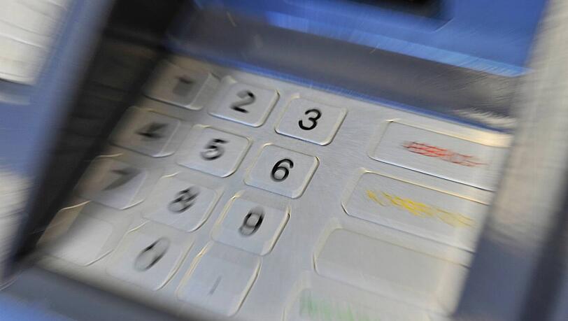 Die Tastatur eines Geldautomaten: Achtung, hier spionieren möglicherweise kleine Kameras Ihre PIN aus. Die Tastatur eines Geldautomaten: Achtung, hier spionieren möglicherweise kleine Kameras Ihre PIN aus.