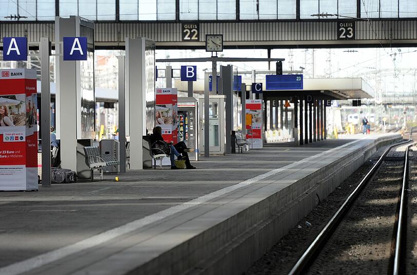 Gähnende Leere herrscht am Samstag am Münchner Hauptbahnhof.