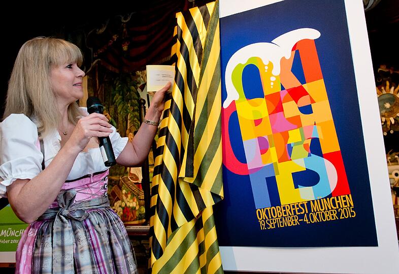 Die Vorsitzende der Jury des Oktoberfest-Plakatwettbewerbs, Gabriele Neff, präsentiert das Oktoberfest-Plakat 2015.