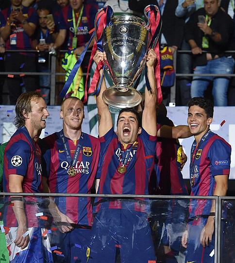 Ausgelassen feiert der FC Barcelona feiert seinen 3:1-Sieg über Juventus Turin in Champions-League. Die Bilder der Fußball-Party.