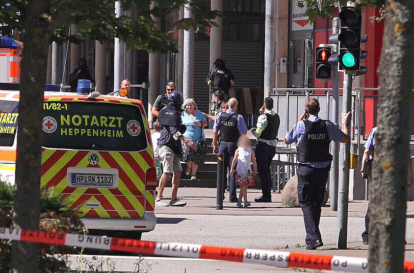 Einsatzkräfte der Polizei stehen in Viernheim (Hessen) vor dem Kino, in dem sich ein bewaffneter Mann verschanzt hatte. Die Bilder vom Einsatz.