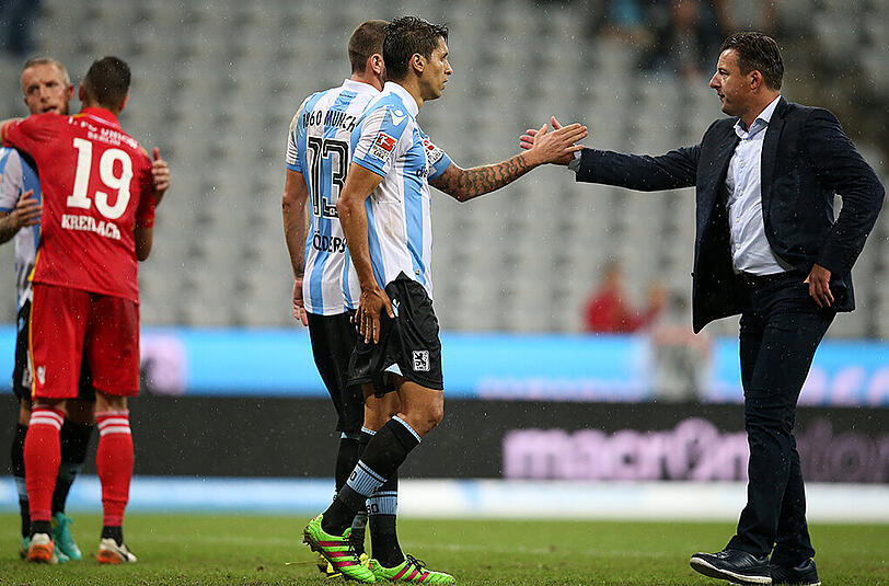 Kopf hoch, Jungs: 1860-Trainer Kosta Runjaic (rechts) mit Karim Matmour und Sascha Mölders (verdeckt).