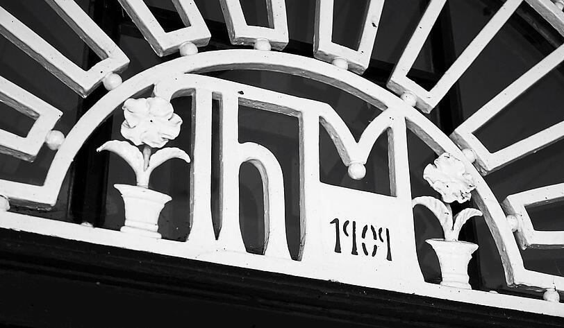 Das Monogramm des Schriftstellers über dem Eingang.