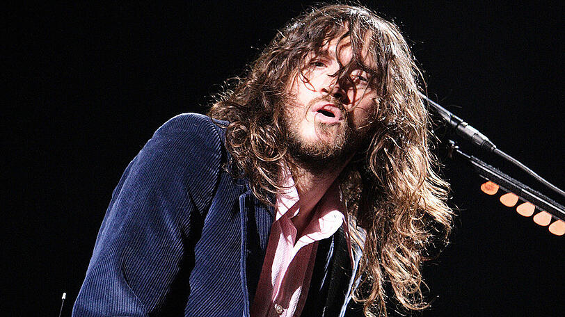 John Frusciante 2006 auf der Bühne mit den Red Hot Chili Peppers