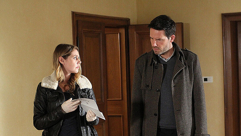 Die Kommissare Pia Kirchhoff (Felicitas Woll) und Oliver von Bodenstein (Tim Bergmann) unersuchen einen Tatort in "Tiefe Wunden"