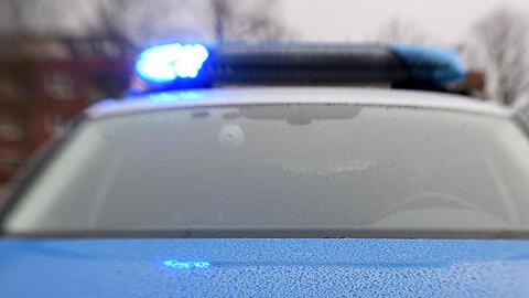 Ein Streifenwagen der Polizei mit eingeschaltetem Blaulicht. Foto: Carsten Rehder/dpa