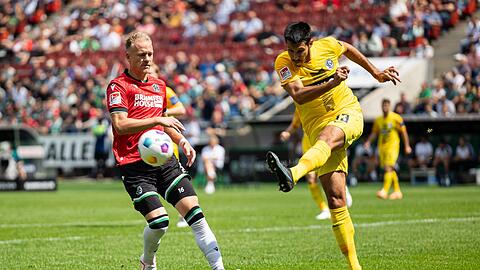 Elversbergs Marcel Correia (r) erzielte einen Treffer beim Punktgewinn der Aufsteiger in Hannover.