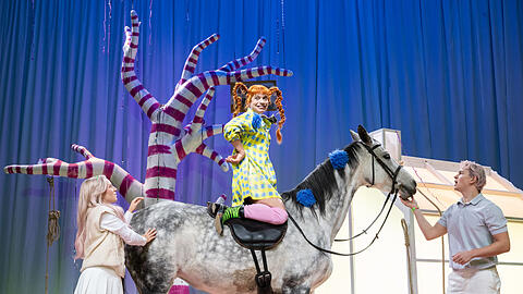 Liliane Amuat als Pippi Langstrumpf mit Elisabeth Nittka und Dominikus Weileder im Residenztheater.