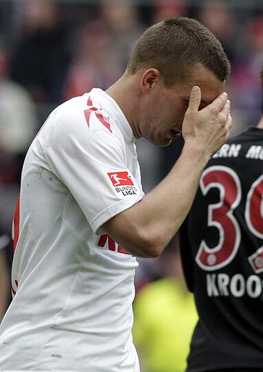 Kölns Spieler verlassen schnell das Feld.
